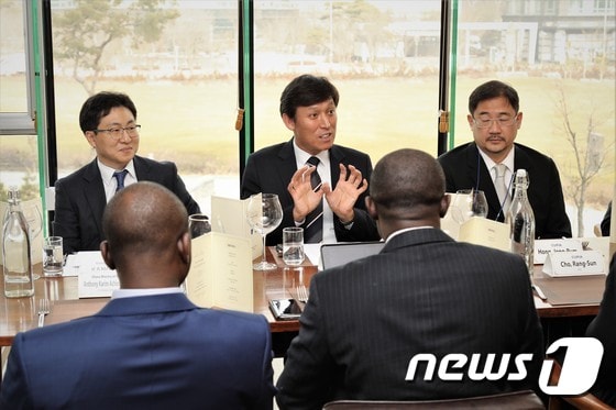 김영문 관세청장(왼쪽 두번째)이 가나 재무부 차관 일행에게 관세청의 전자통관시스템(UNIPASS)을 설명하고 있다. © News1