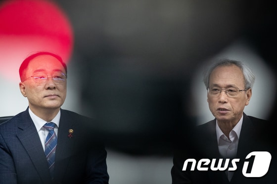 홍남기 부총리 겸 기획재정부 장관(왼쪽)과 문성현 경제사회노동위원장./뉴스1 © News1 유승관 기자