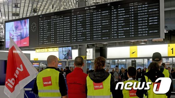 독일 서비스 노조의 파업으로 15일(현지시간) 독일 공항 여덟 곳에서 수백편의 항공기가 결항될 예정이다. © AFP=뉴스1