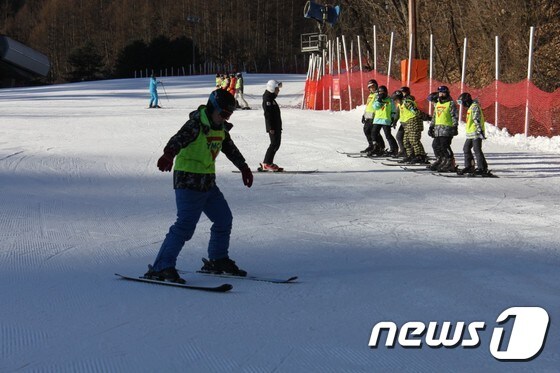 서울 강서구가 저소득가정 초등학생을 위해 스키캠프를 연다. (강서구 제공) © News1