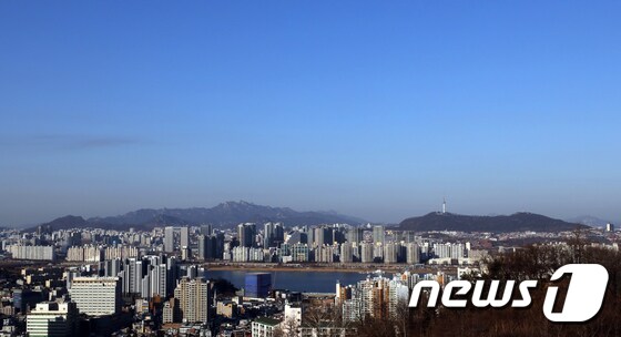 16일 미세먼지가 물러난 서울 하늘이 파랗다. .2019.1.16/뉴스1 © News1 이종덕 기자