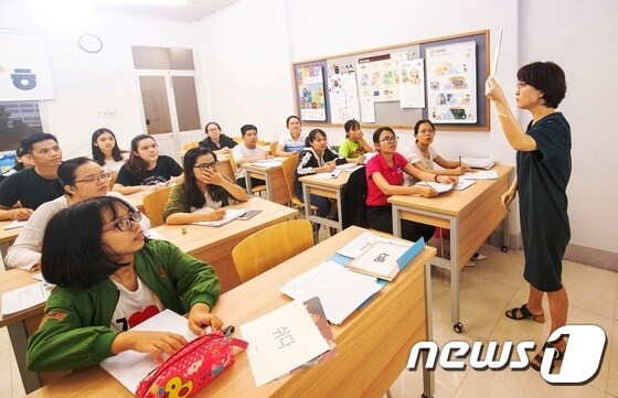 서울 용산구가 베트남 퀴논시에서 운영하는 '꾸이년 세종학당'에서 한국어 수업을 하고 있는 모습. (용산구 제공) © News1