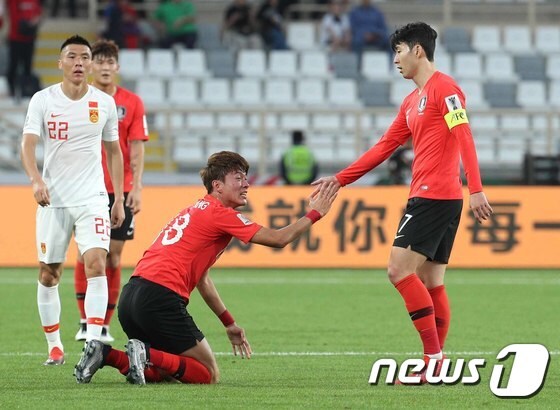 한국 축구대표팀의 손흥민(오른쪽)과 황의조. /뉴스1 DB © News1 신웅수 기자