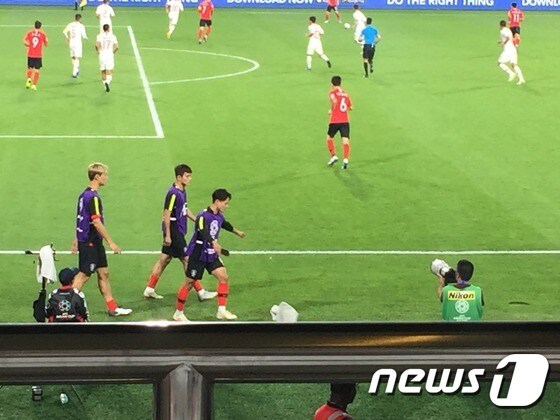 이승우가 16일(한국시간) 아랍에미리트(UAE) 아부다비의 알 나얀 스타디움에서 열린 중국과의 경기 도중 벤치로 돌아가면서 수건을 차고 있다. © News1