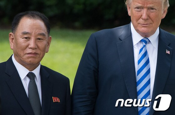 김영철 북한 조선노동당 중앙위 부위원장 겸 통일전선부장(왼쪽)과 도널드 트럼프 미국 대통령 <자료사진> © AFP=뉴스1