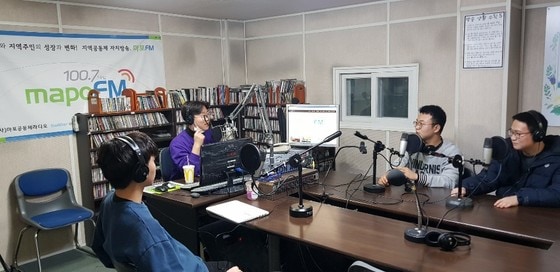 숭문고등학교 3학년 학생들이 마포FM 스튜디오에서 ‘라디오톡’ 방송을 진행하고 있다. © 뉴스1
