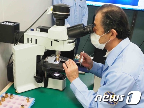 이마이 유타카 나가노올림푸스주식회사 제조3부 과장(장인)이 현미경 조정 과정을 시연하고 있다.(올림푸스 제공)© 뉴스1