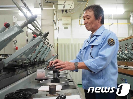 렌즈 연마 분야 경력 42년 고도기능자 하라 가즈이치 씨.(올림푸스 제공)© 뉴스1