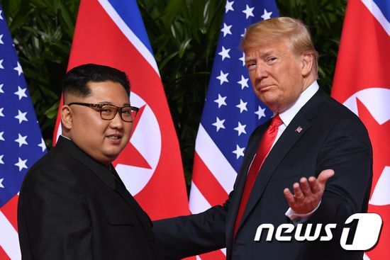 2018년 6월12일(현지시간) 싱가포르에서 열린 북미 정상회담에서 만난 김정은 북한 국무위원장(좌)과 도널드 트럼프 미국 대통령. © AFP=뉴스1