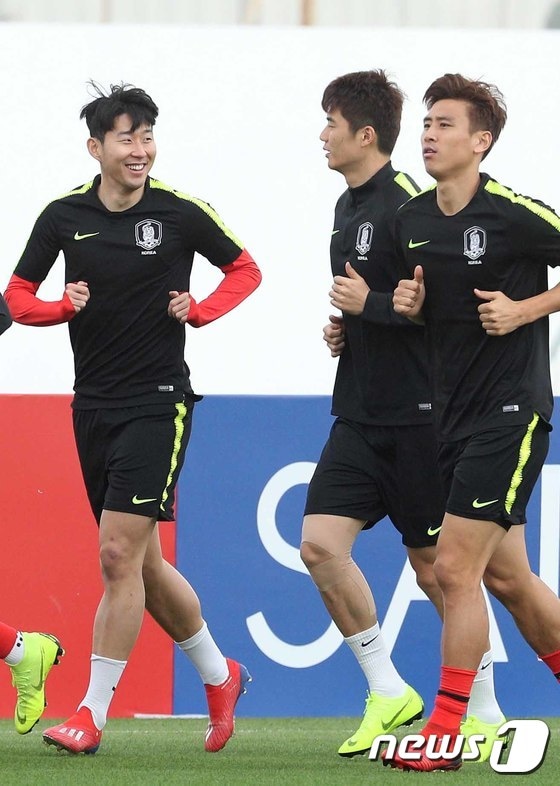 축구 대표팀의 기성용(가운데)과 이청용. /뉴스1 DB © News1 신웅수 기자