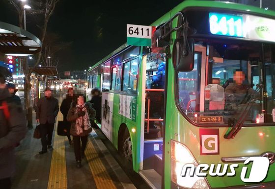기해년 첫 출근이 시작된 2일 오전 5시 6411번 버스가 서울 서초구 고속터미널역에 들어서고 있다.2019.01.02/뉴스1 © News1 서영빈 기자