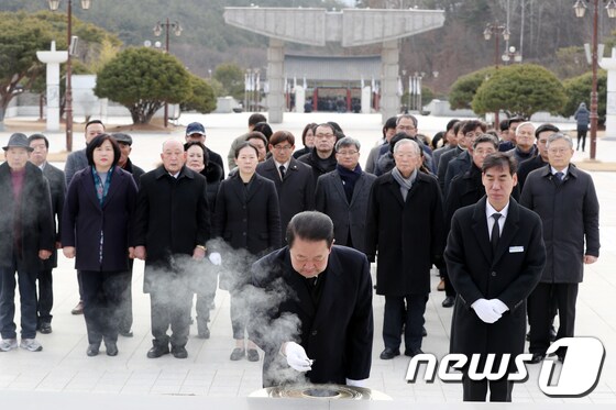 박주선 바른미래당 의원이 2일 오전 광주 국립5·18민주묘지를 찾아 참배하고 있다. 2019.1.2/뉴스1 © News1 황희규 기자