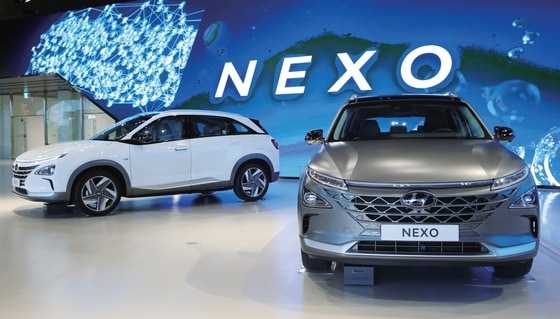 2018년 3월에 출시된 현대자동차의 차세대 수소전기차 넥쏘(NEXO). 1회 충전 항속거리는 609km, 복합연비는 96.2km/kg(17인치 타이어 기준)이며, 한 번에 총 6.33kg의 수소를 충전할 수 있다. (현대자동차 제공)