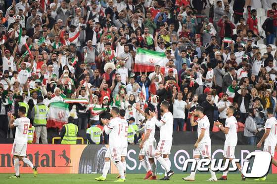 이란 선수들이 21일(한국시간) 아랍에미리트(UAE) 아부다비의 모하메드 빈 자예드 경기장에서 열린 오만과의 2019 아시아축구연맹(AFC) 아시안컵 16강전에서 승리를 거둔 뒤 팬들에게 인사를 하고 있다. © AFP=뉴스1