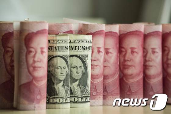 달러와 위안화. © AFP=뉴스1