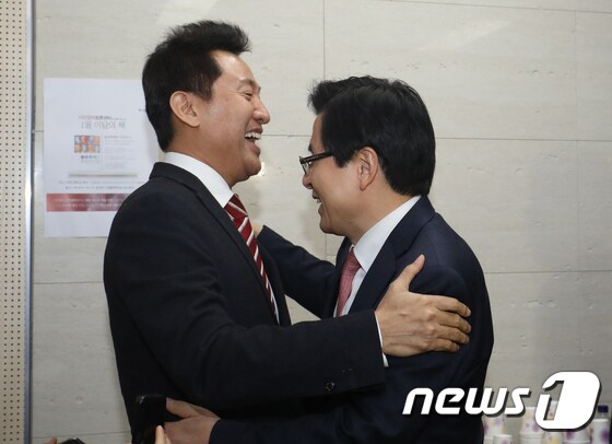 황교안 전 국무총리(오른쪽)와 오세훈 전 서울시장이 21일 오후 자유한국당 부산시당에서 만나 포옹을 하고 있다. 2019.1.21/뉴스1 © News1 여주연 기자