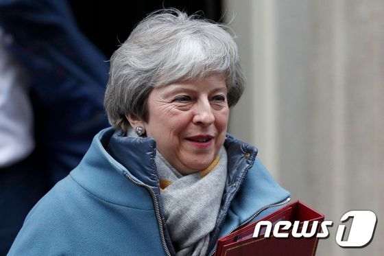 테리사 메이 영국 총리가 21일(현지시간) 런던 하원에서 브렉시트 플랜 B를 발표하기위해 총리관저를 나서고 있다. © AFP=뉴스1 © News1 우동명 기자