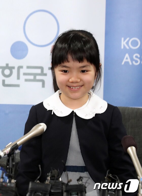 '바둑여제'와 대국 앞둔 '일본 천재 소녀'