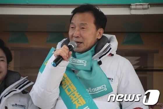 22일 대전을 찾은 손학규 바른미래당 대표가 시민들에게 연동형비례대표제 도입에 대한 당위성을 설명하고 있다.© 뉴스1