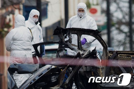19일(현지시간) 늦은 오후 발생한 북아일랜드 런던데리 차량폭탄 테러 현장. © AFP=뉴스1