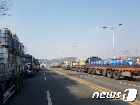 수 백여 톤의 폐기물을 실은 화물차들이 충북 음성 감곡IC 앞 국도변 양옆에 줄을 지어 정차 해 있다.© 뉴스1