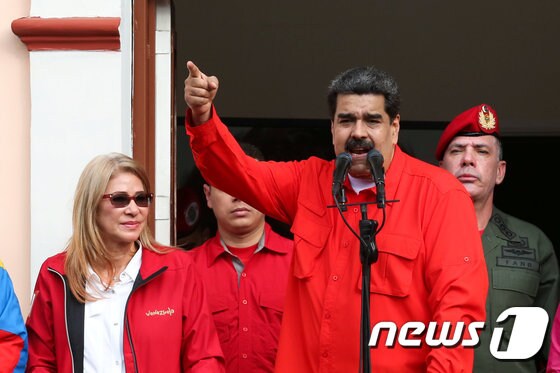 니콜라스 마두로 베네수엘라 대통령이 23일 카라카스 대통령궁에서 지지자들을 향해 연설하고 있다. © 로이터=뉴스1 © News1 강민경 기자