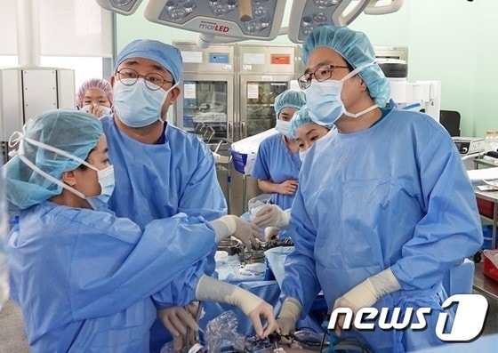  최대 450kg의 고도비만 환자를 수술할 수 있는 가톨릭대학교 서울성모병원 비만수술 협진클리닉 의료진.© 뉴스1