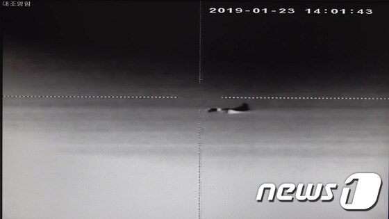 군 당국이 일본 해상초계기 P-3가 23일 이어도 인근 해상에서 우리 해군 대조영함에 대해 60m 고도까지 근접위협비행한 상황을 보여주는 영상을 24일 공개했다. (국방부 제공) 2019.1.24/뉴스1