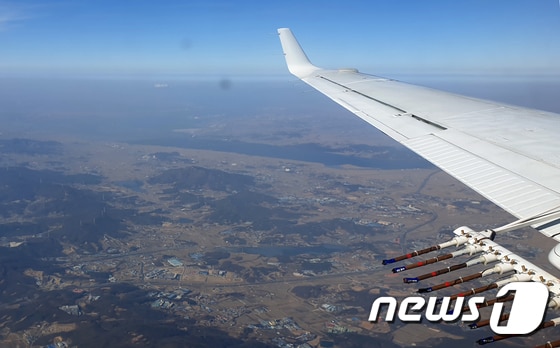 25일 오후 전북 군산 서쪽 해상에서 기상항공기가 미세먼지 저감을 위한 첫 인공강우 실험을 하고 있다.  (기상청 제공) 2019.1.25/뉴스1