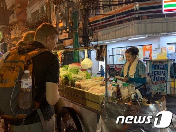 투어엔 태국식 떡갈비와 찹쌀, 모닝글로리 볶음, 열대 과일 등의 길거리 음식을 맛보는 일정이 포함된다© 뉴스1