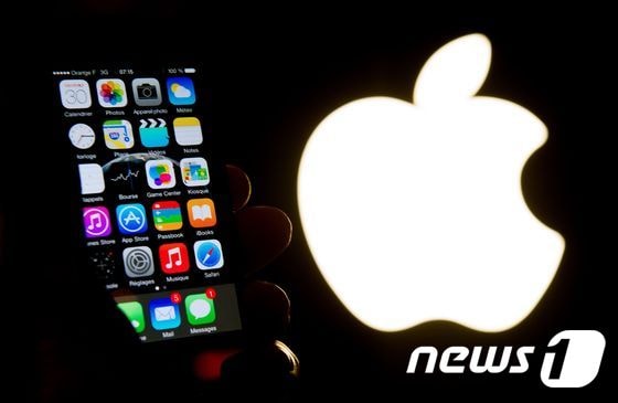 애플이 13일(현지시간) 미국특허청(USPTO)에 노치를 제거할 수 있는 기술인 '광투과창 디스플레이'의 특허를 출원했다.  / AFP PHOTO / Philippe HUGUEN