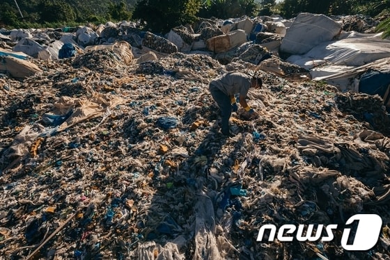 필리핀 민다나오섬 미사미스 오리엔탈에 한국발 플라스틱 쓰레기 5100 톤이 방치돼 있다.(사진 그린피스 제공)© News1