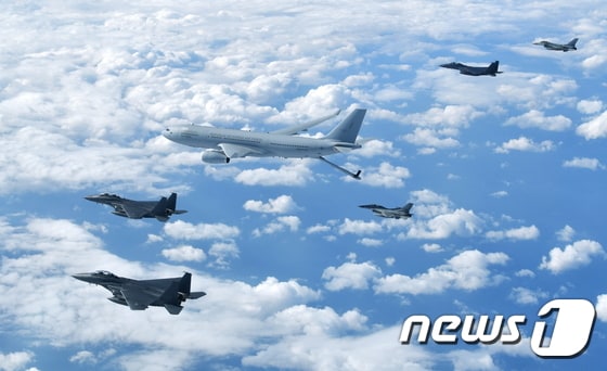 KC-330 공중급유기가 공군의 주력 F-15K, KF-16 전투기와 함께 비행하고 있다. (공군 제공) 2019.1.30/뉴스1