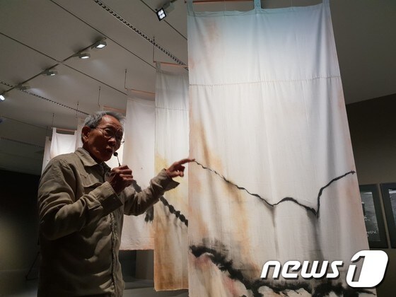 싱가포르 작가 탕다우가 30일 국립현대미술관 과천에서 전시 중인 '도랑과 커튼'에 대해 설명하고 있다.© 뉴스1
