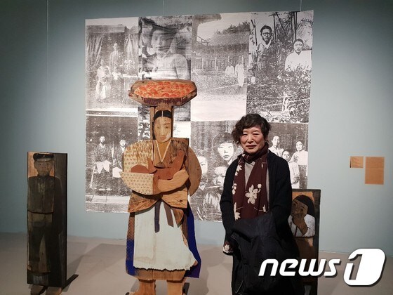 윤석남 작가가 30일 국립현대미술관 과천에서 자신의 작품 '어머니 2—딸과 아들'에 대해 설명하고 있다.© 뉴스1