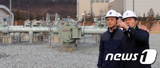 지난해 설 연휴 가스에너지 시설 현장을 점검하는 성윤모 산업통상자원부 장관(오른쪽).  2019.1.30/뉴스1DB