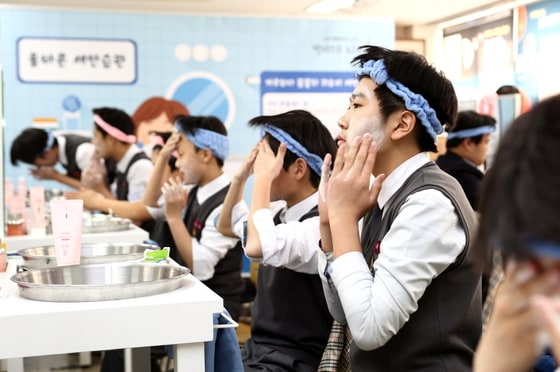 인천 원당중학교 학생들이 LG생활건강의 사회공헌 프로그램인 '빌려쓰는 지구스쿨' 올바른 세안습관 수업에 참여하고 있다. © 뉴스1