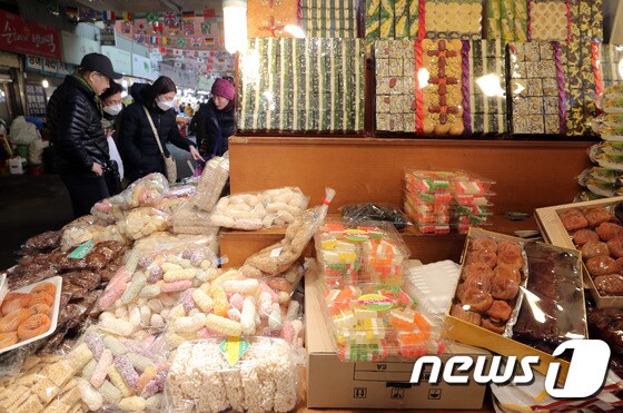 민족 대명절 설을 앞둔 지난달 31일 오후 서울 종로구 광장시장을 찾은 시민들이 제수용품 등을 살펴보고 있다. /뉴스1 © News1 이재명 기자