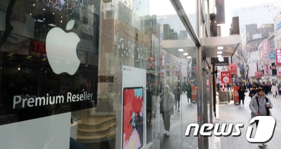 3일 뉴욕증시에서 애플의 주가가 전일보다 9.96% 급락한 142.19달러를 기록했다.  4일 오후 서울 시내 한 애플 매장.  2019.1.4/뉴스1 © News1 이승배 기자