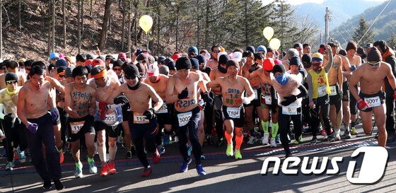 2019년 충북 보은군 속리산 말티재 꼬부랑길에서 열린 '알몸 마라톤대회’ 장면. (보은군 제공)./뉴스1 © News1 