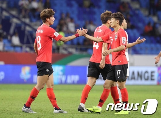 축구 대표팀의 이청용(오른쪽)과 황의조. /뉴스1 DB © News1 신웅수 기자