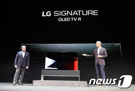 LG전자가 지난 1월 'CES 2019'에서 공개한 세계 최초 롤러블 올레드 TV 'LG 시그니처 올레드 TV R'/뉴스1 © News1