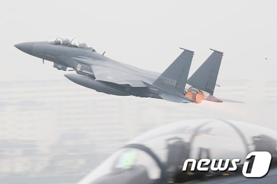 1일 국군의 날을 맞아 대구 공군기지(제11전투비행단)에서 열린 '제71주년 국군의 날 행사'에서 F-15K 전투기가 임무수행을 위해 이륙하고 있다. 2019.10.1/뉴스1 © News1 공정식 기자