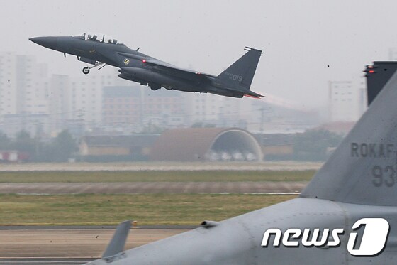 이륙하는 F15K 전투기 자료사진. /뉴스1 DB