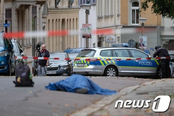 9일 독일 동부 할레의 한 유대교회당 인근에서 총격 사건이 발생해 경찰이 출동했다. © AFP=뉴스1