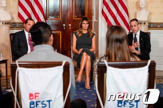 도널드 트럼프 미국 대통령의 부인 멜라니아 여사가 9일 (현지시간) 워싱턴 백악관에서 액상형 전자담배 흡연 경험이 있는 10대 청소년들과 만나고 있다. © AFP=뉴스1 © News1 우동명 기자