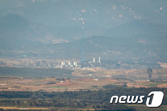 경기 파주시 오두산 통일전망대에서 바라본 북한 기정동마을에 인공기가 걸려 있다. © News1 유승관 기자