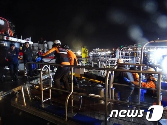 조업중 쓰러진 50대 선장이 해경 경비정으로 군산 비응항에 입항 119구급대로 이송되고 있다. /© 뉴스1