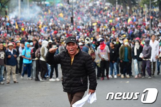 10일(현지시간) 에콰도르 수도 키토에서 반정부 시위를 벌이고 있는 시위대. © AFP=뉴스1
