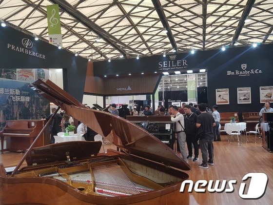 '2019 Shanghai Music' 삼익악기 부스를 관람객들이 둘러보고 있다.(2019.10.12)©뉴스1